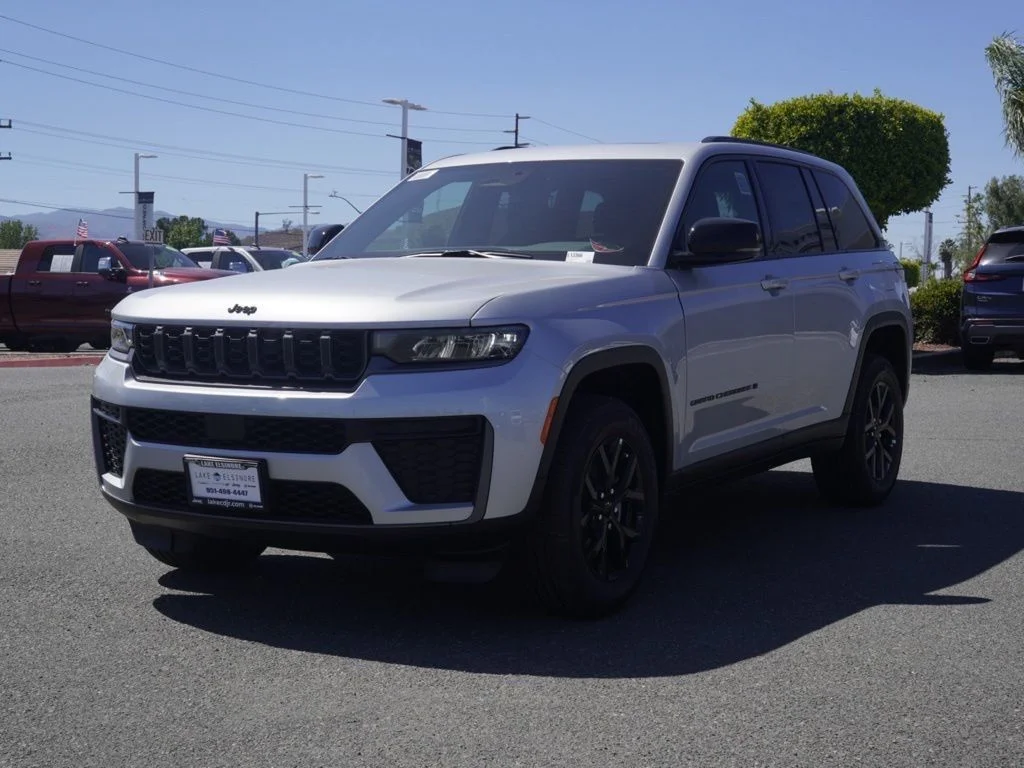 New 2026 Silver Zynith Exterior Paint Jeep Altitude image 6