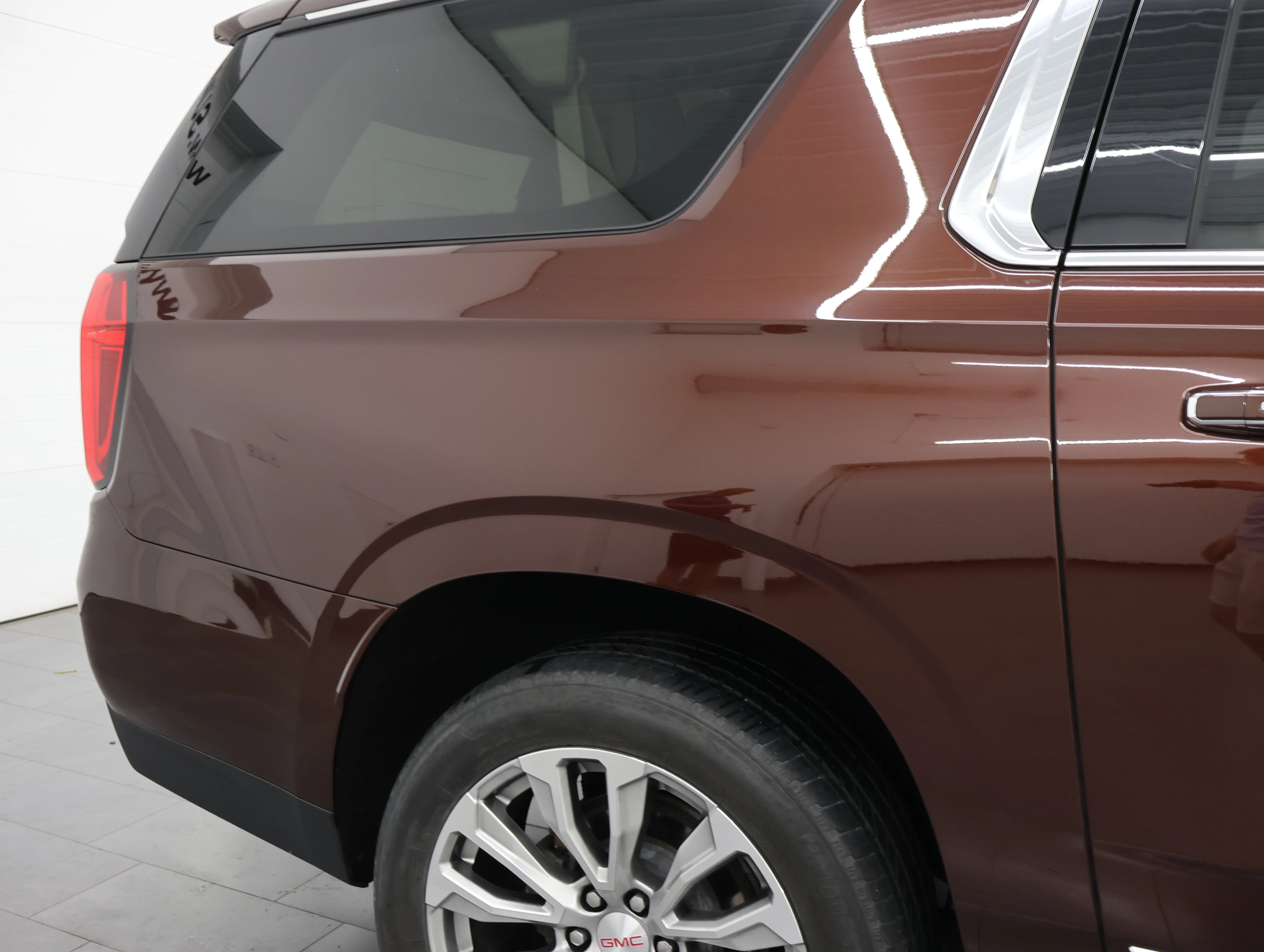 Used 2022 Redwood Metallic GMC Denali image 31