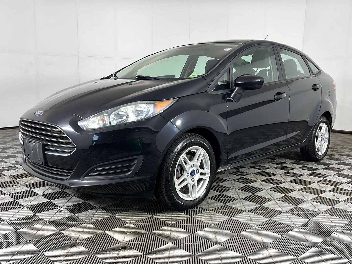 Used 2019 Shadow Black Ford SE image 7