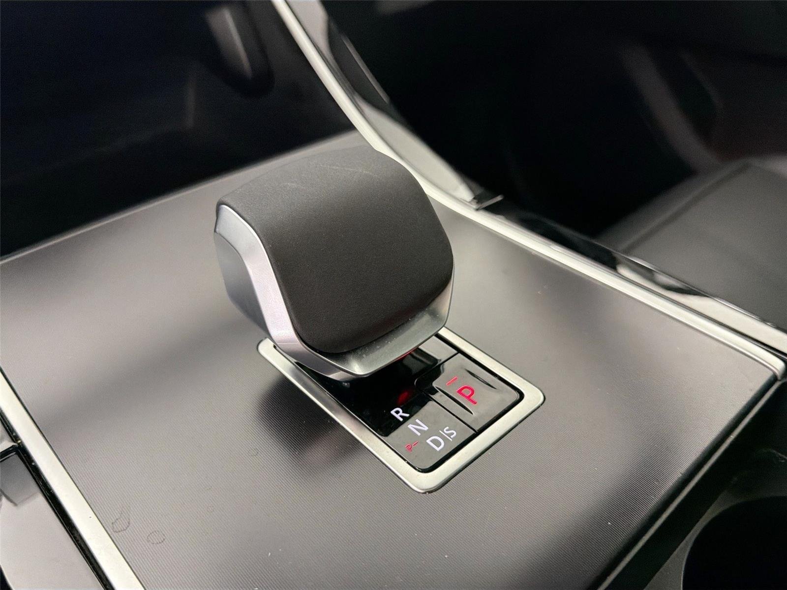 Used 2026 Arroios Grey Land Rover Dynamic SE image 16