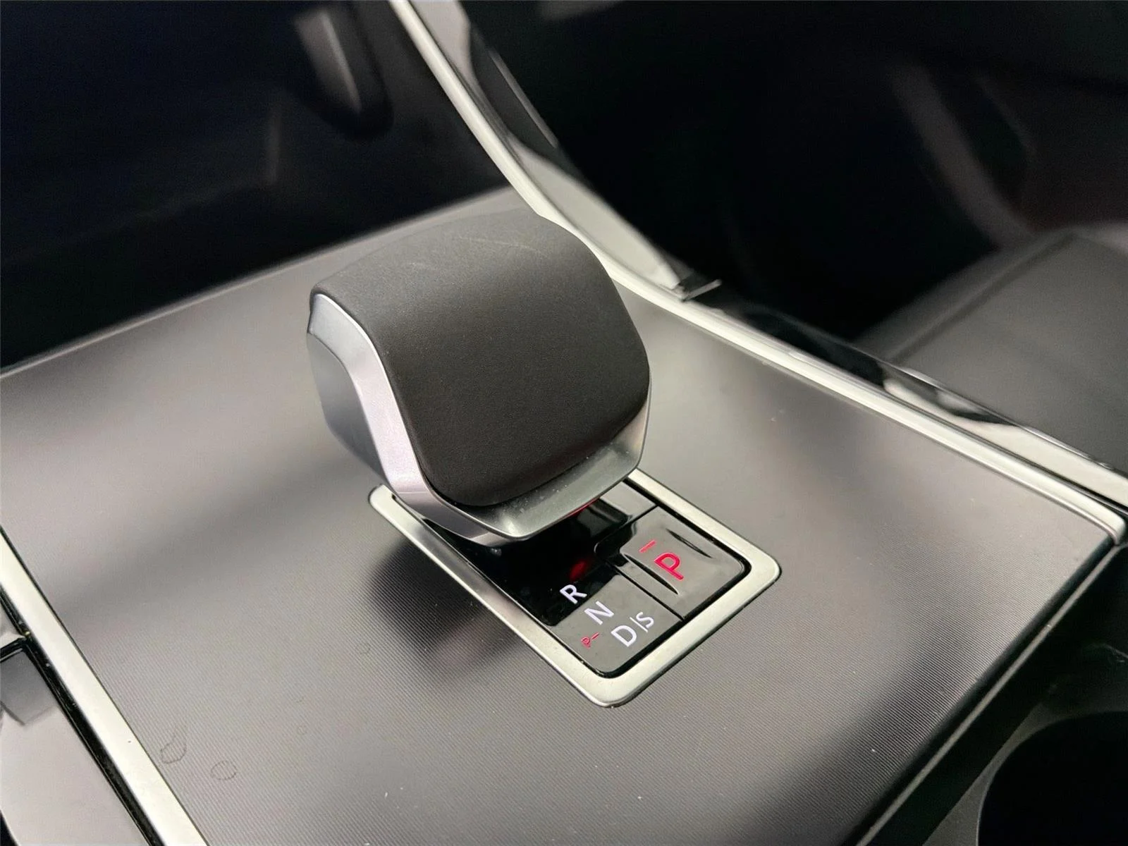Used 2026 Arroios Grey Land Rover Dynamic SE image 16