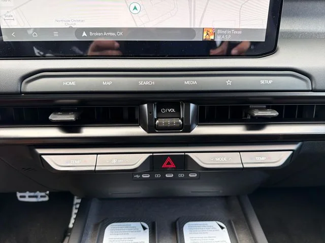 New 2027 Glacial White Pearl Kia X-LINE SX image 14