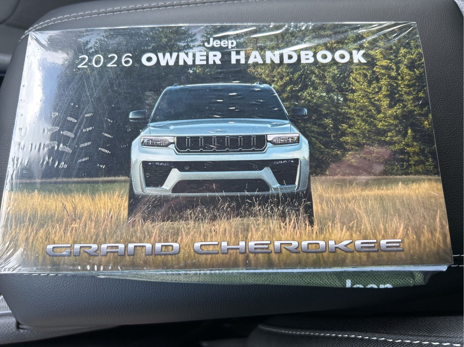 New 2026 Bright White Clear-Coat Exterior Paint Jeep Laredo X image 18