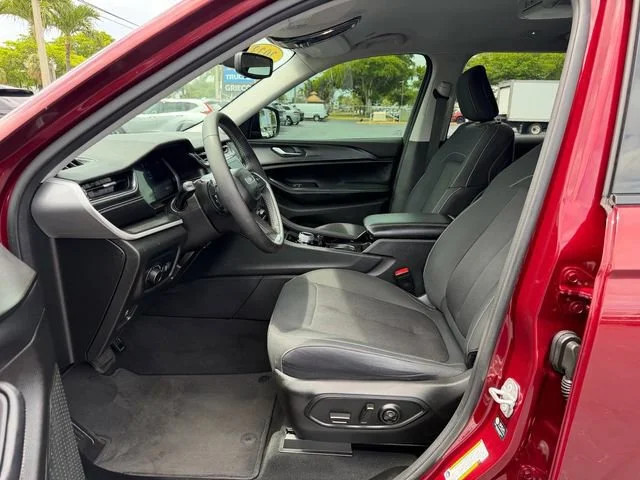 Used 2023 Red Jeep Laredo 4x2 image 10