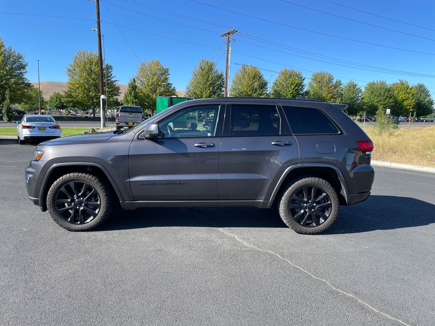 Used 2018 Gray Jeep Altitude image 6