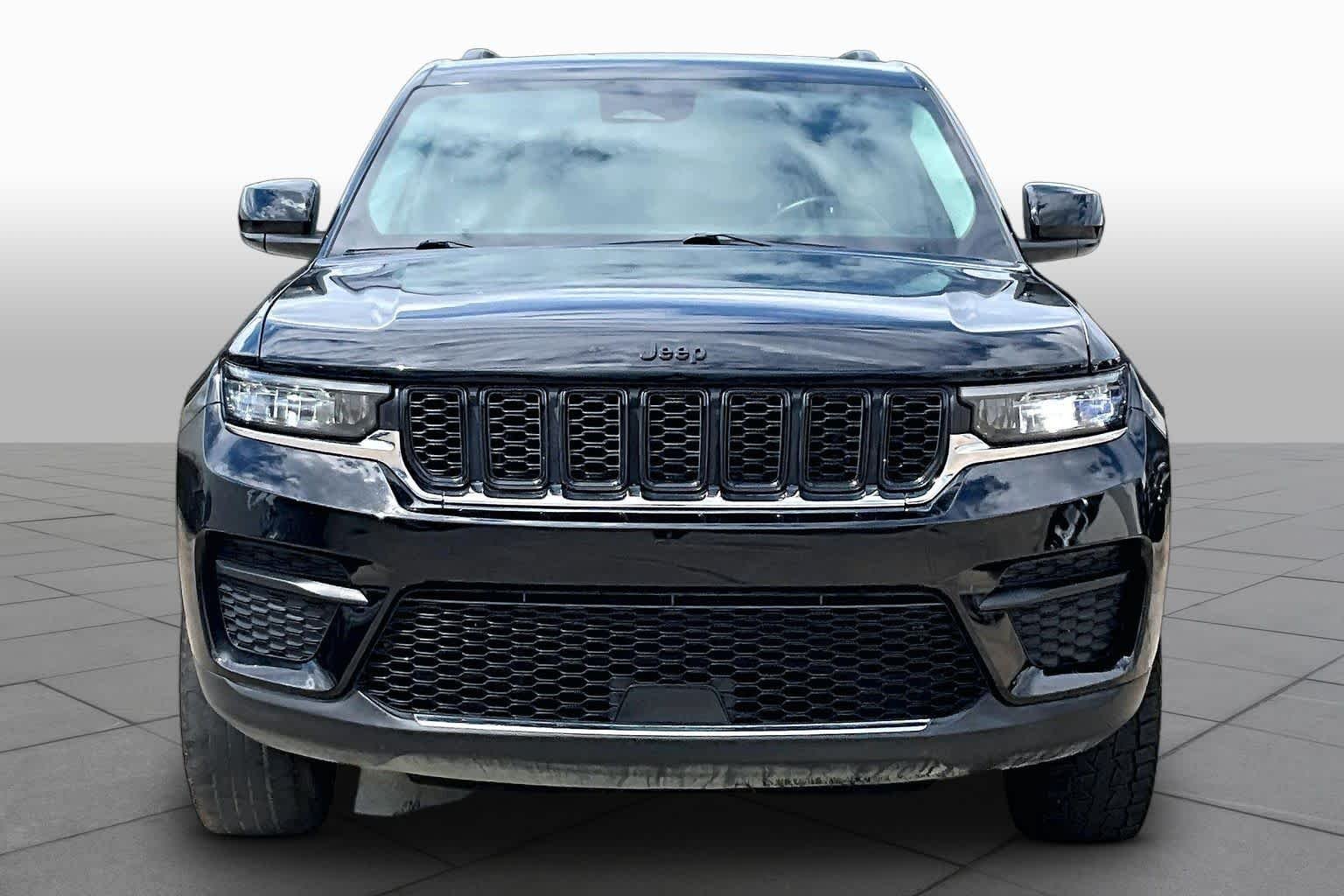 Used 2022 Diamond Black Crystal Pearlcoat Jeep Laredo image 4