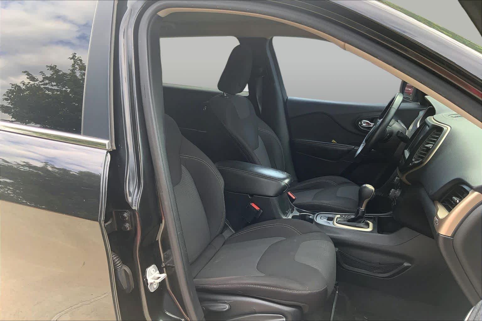 Used 2015 Brilliant Black Crystal Pearlcoat Jeep Latitude image 9
