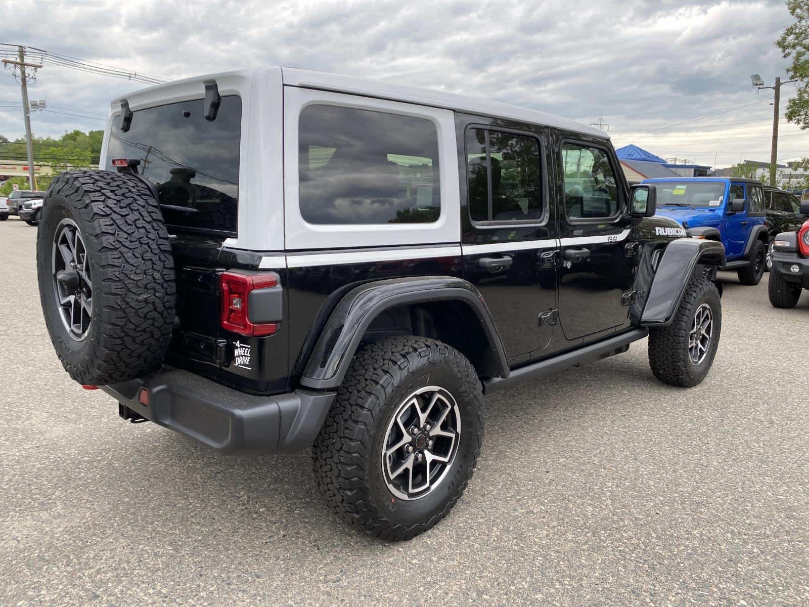 New 2026 Black Clear-Coat Exterior Paint Jeep Rubicon image 3
