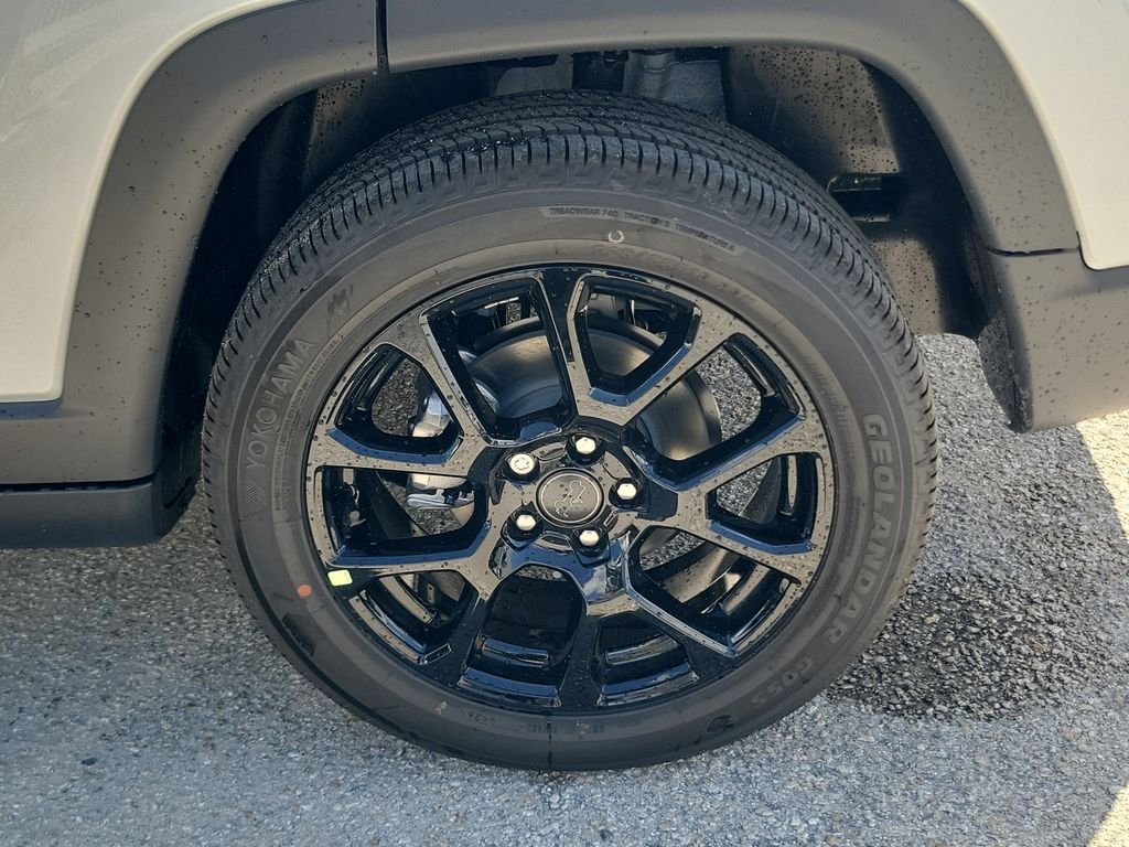New 2026 Silver Zynith Metallic Clearcoat Jeep Latitude image 8