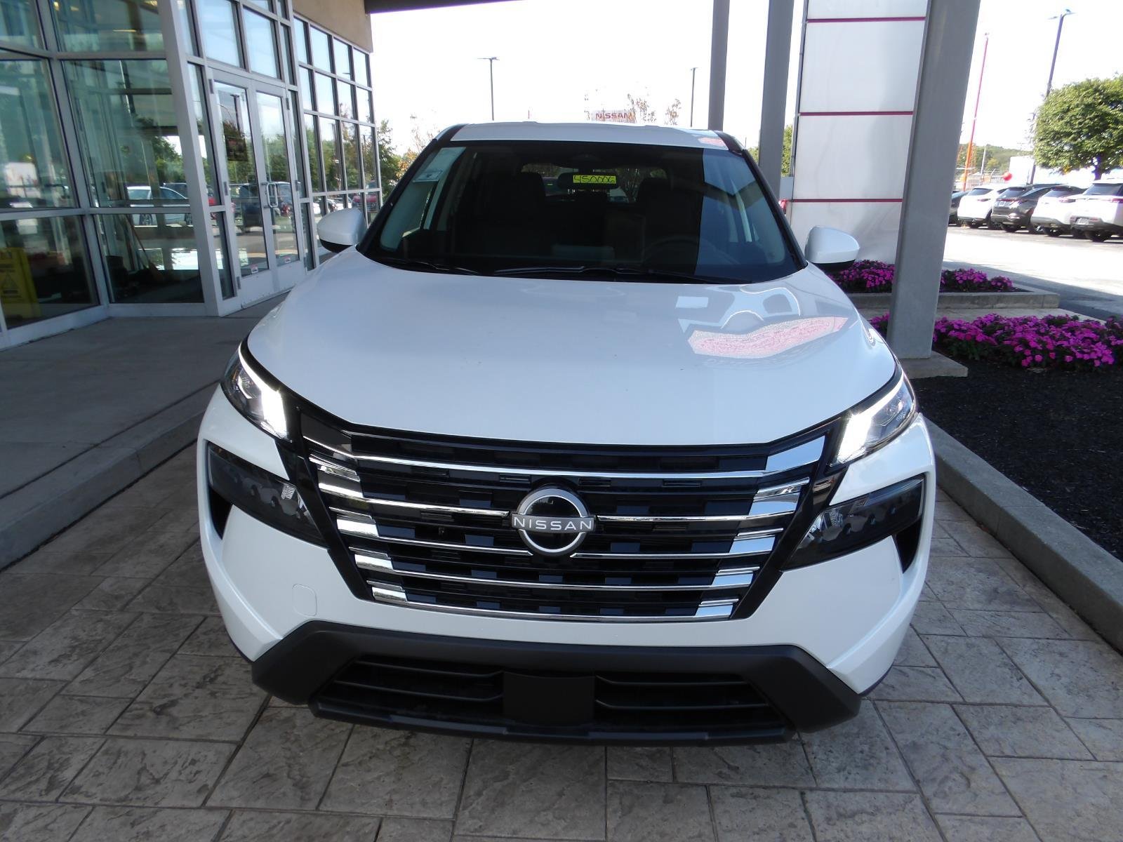 New 2026 Everest White Pearl TriCoat Nissan SV image 2
