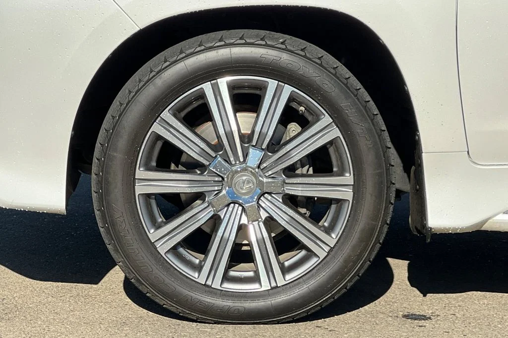 Used 2017  Lexus 570 image 31
