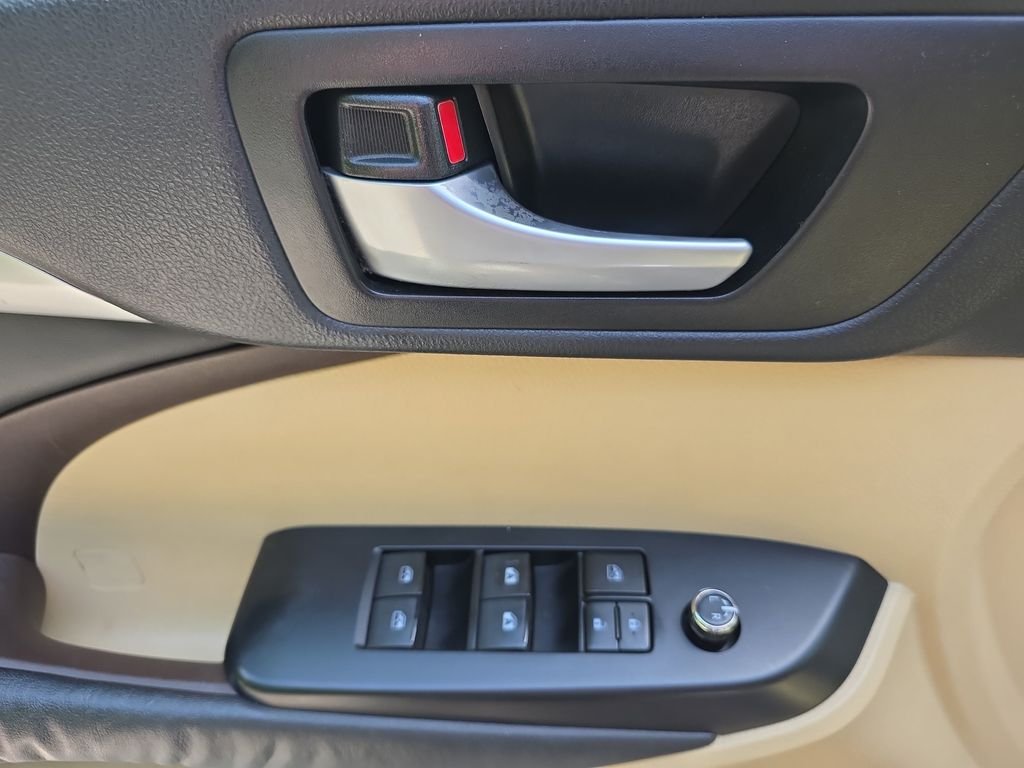 Used 2015 Red Toyota XLE V6 image 22