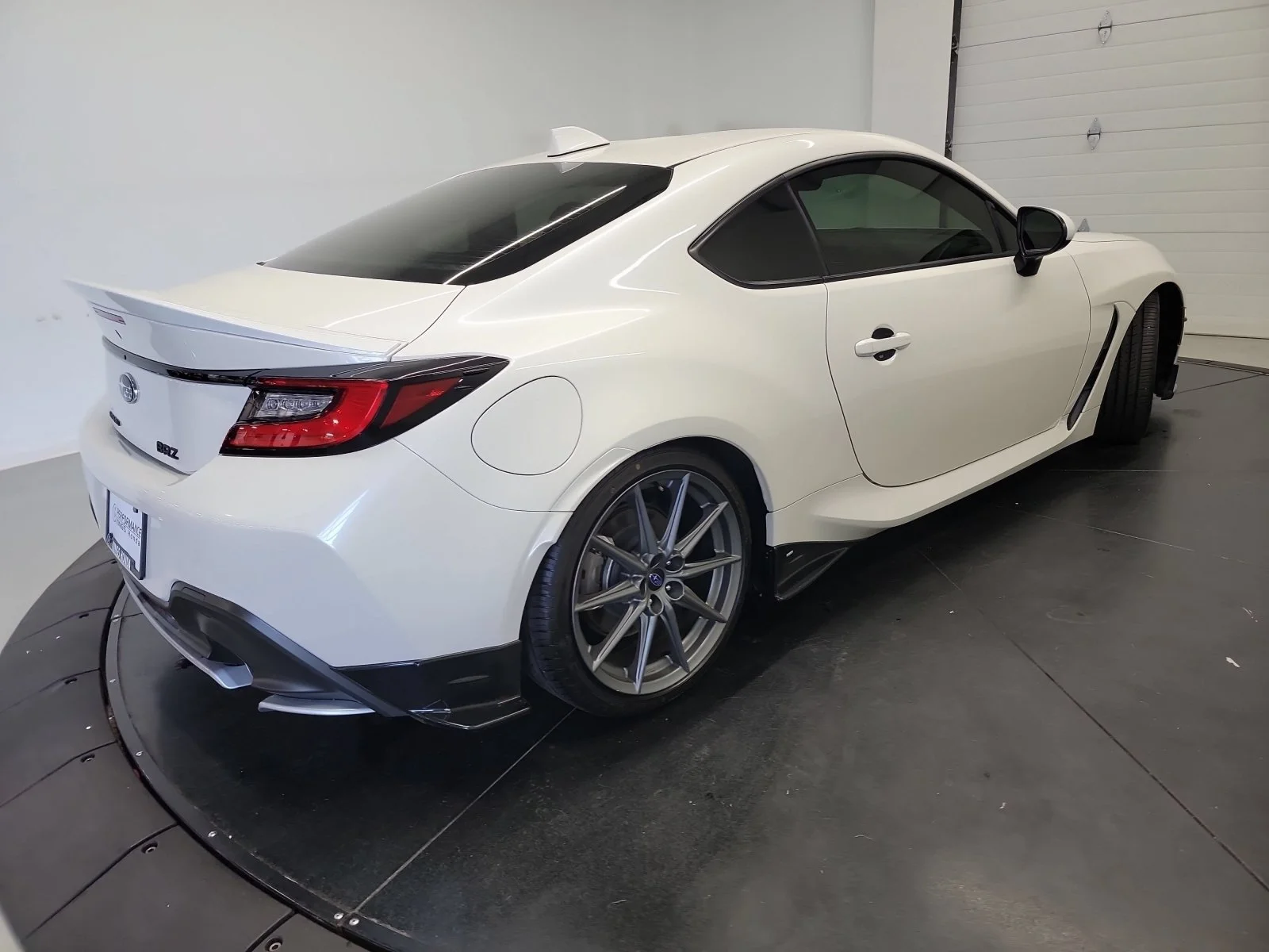 Used 2023 Crystal White Pearl Subaru Limited image 8