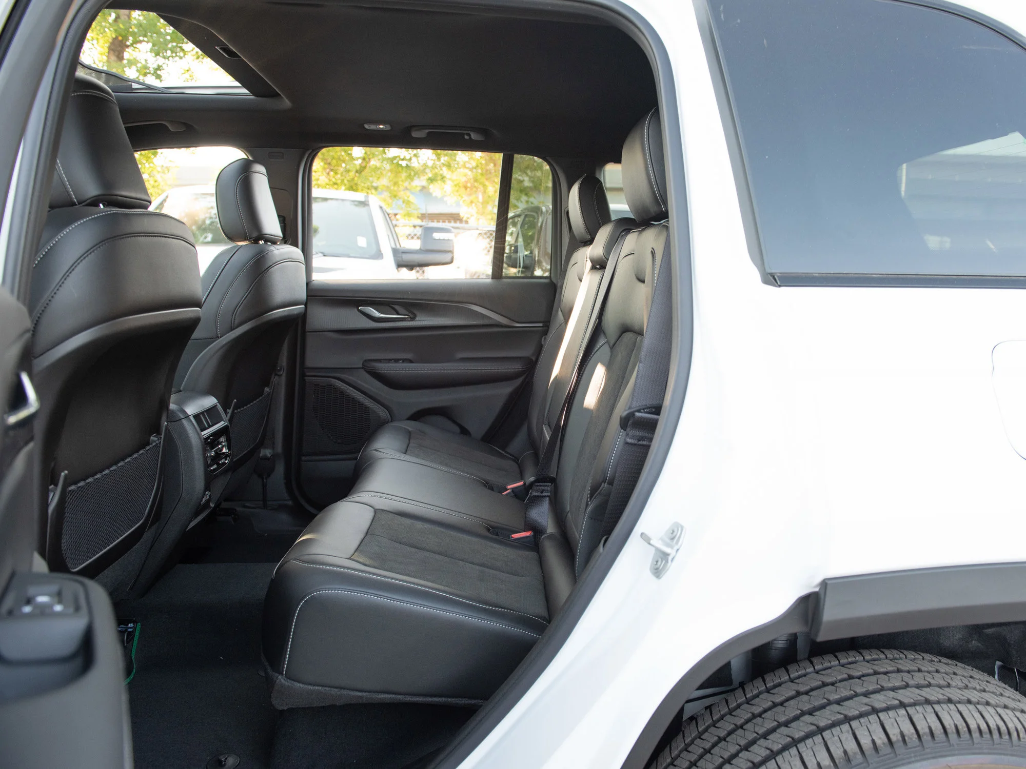 New 2025 White Jeep Altitude* 4x4, Sunroof, Trailer Tow Pkg, Heated Leather image 20
