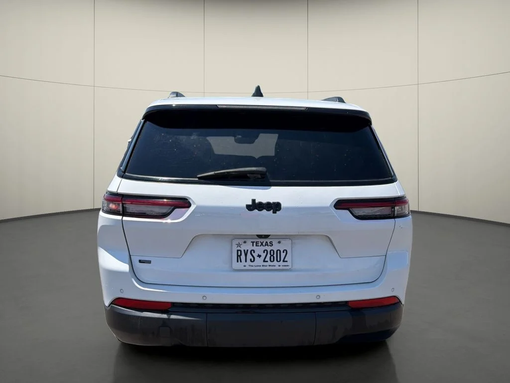 Used 2022 White Jeep Altitude image 6