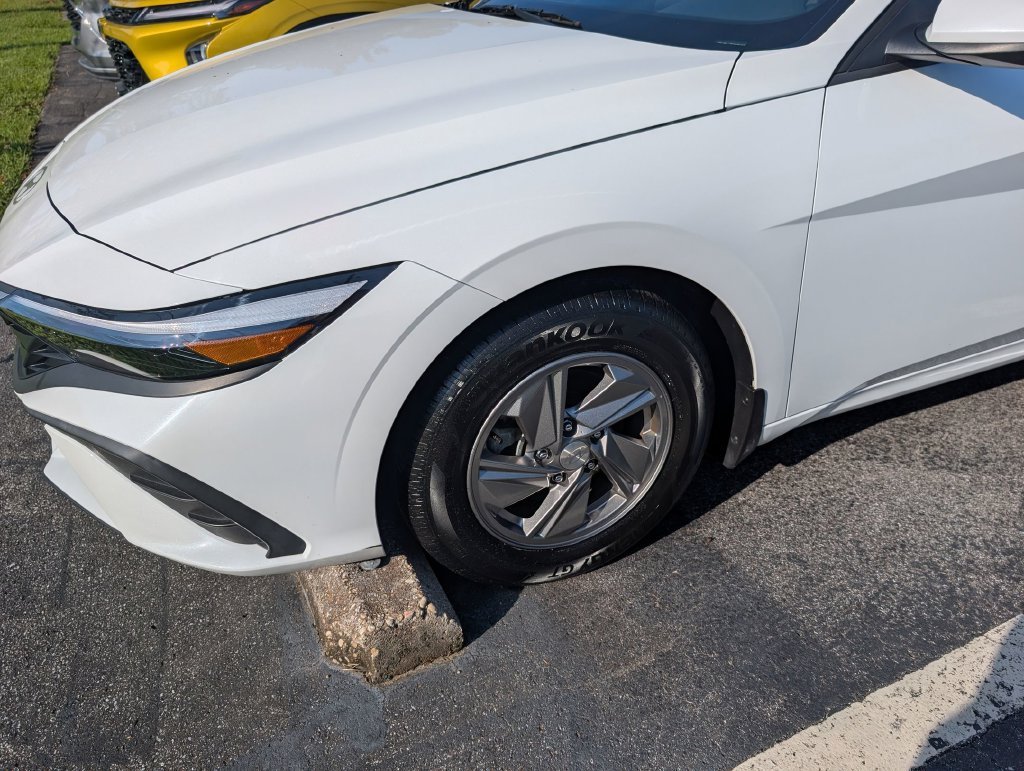 Used 2025 White Hyundai SE image 6