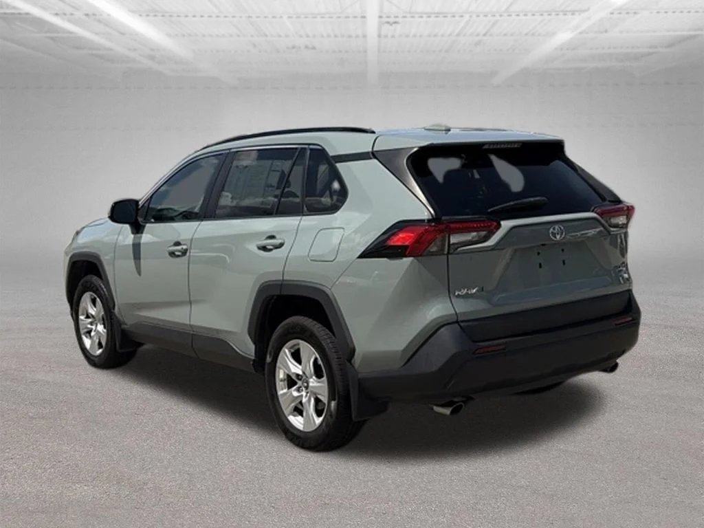 Used 2019 Silver Toyota XLE image 3