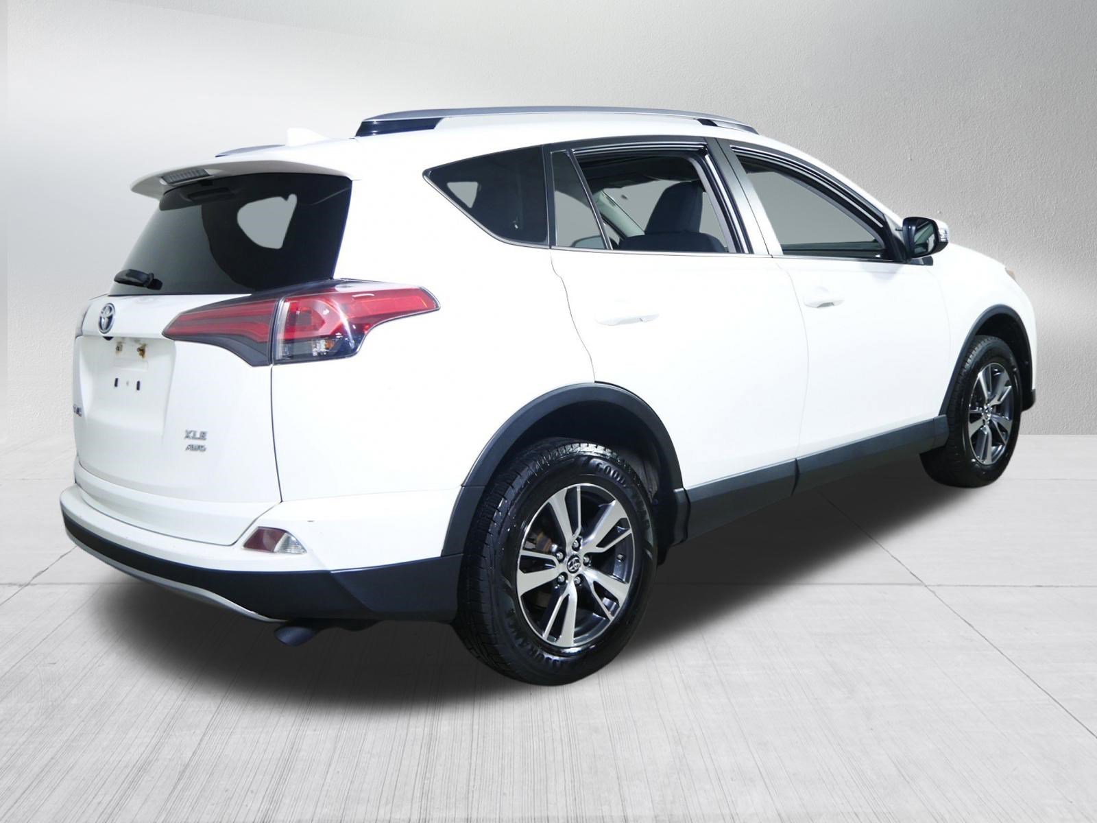 Used 2018 Super White Toyota XLE image 7