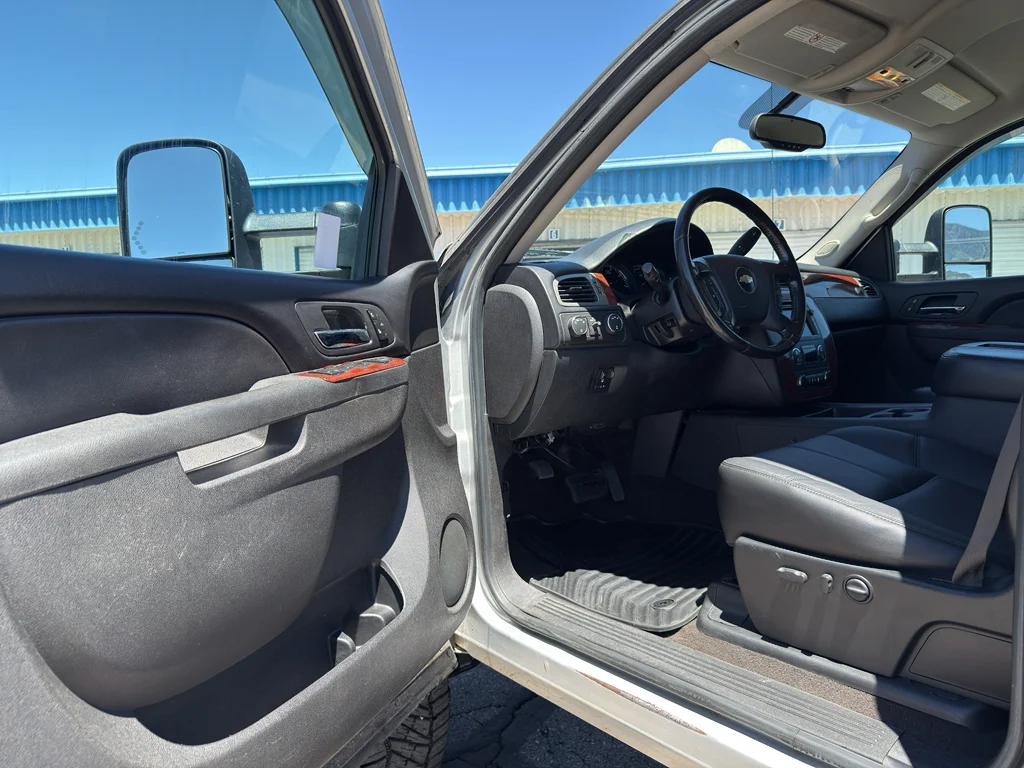 Used 2010 SHEER SILVER METALLIC Chevrolet LTZ image 7