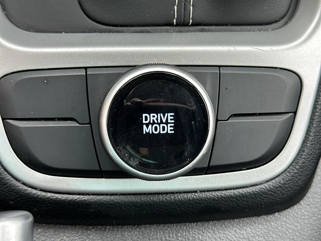 Used 2025 Onyx Black Hyundai SEL image 21
