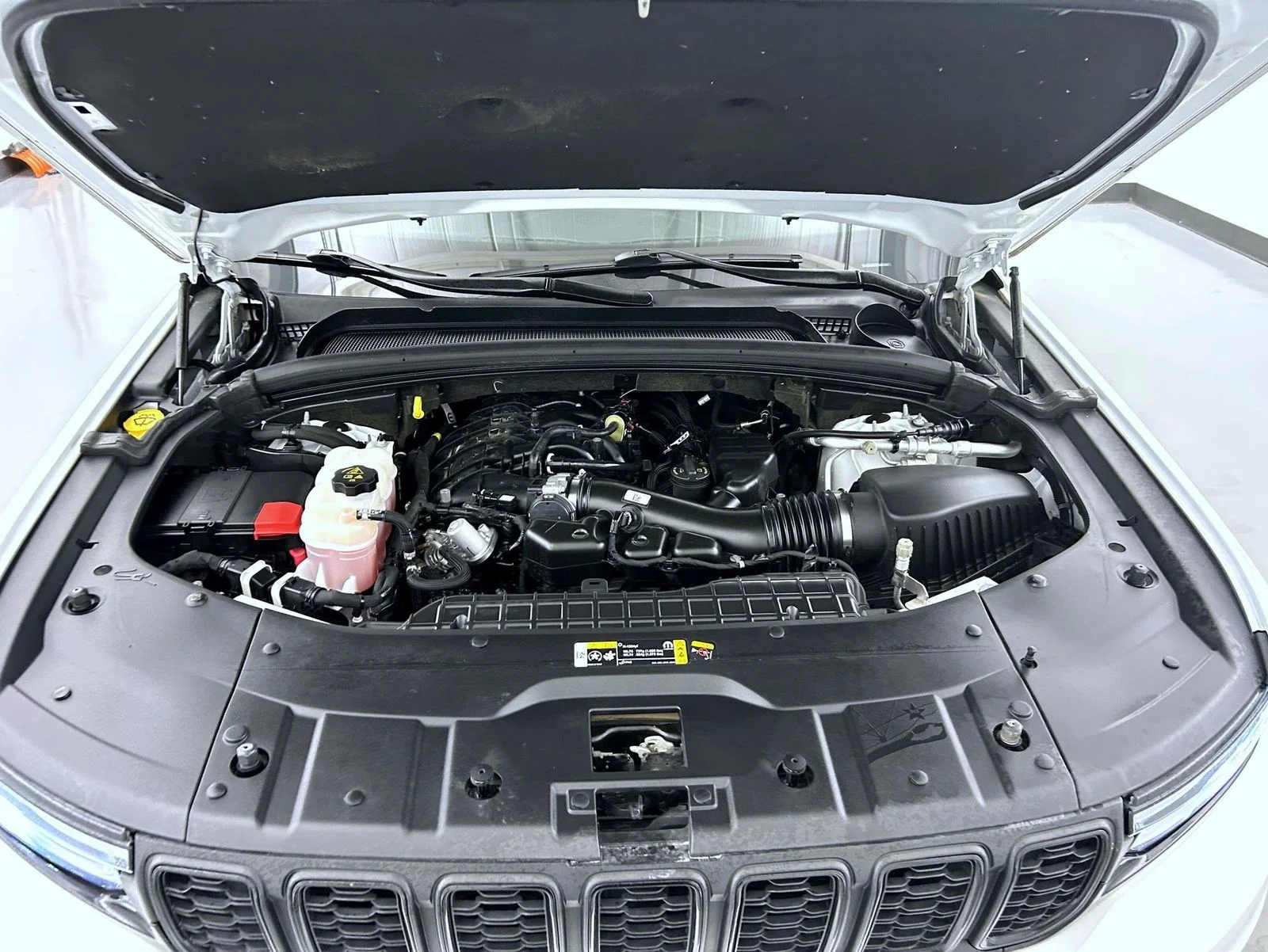 Used 2023 White Jeep Altitude image 27