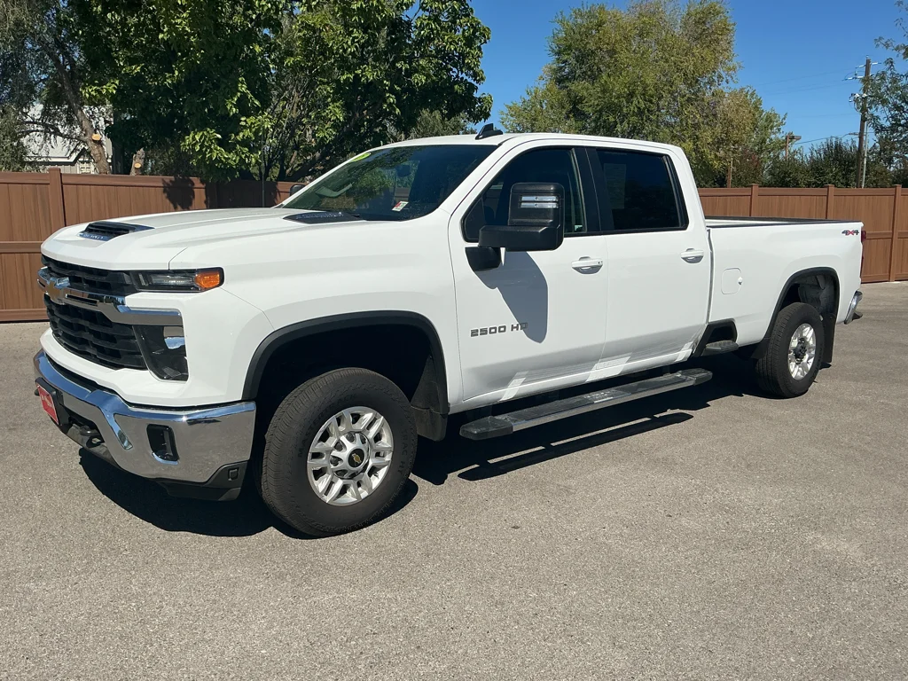 Used 2025 SUMMIT WHITE Chevrolet LT image 1