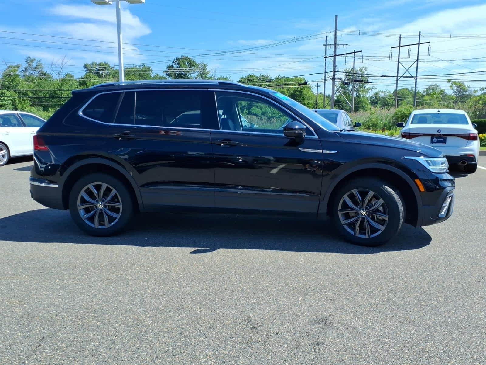 Certified Used 2023 DEEP BLACK PEARL EFFECT Volkswagen SE image 4