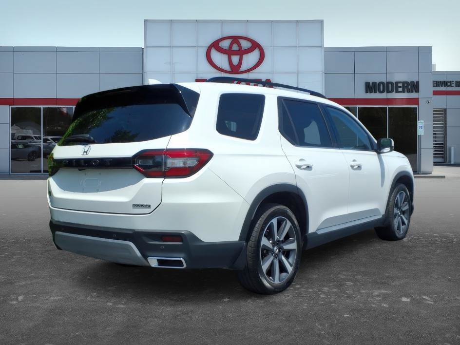 Used 2023 Platinum White Pearl Honda Touring image 7