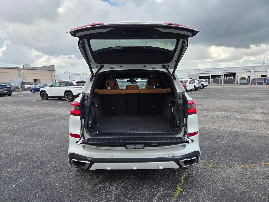 Used 2022 White BMW sDrive40i image 28