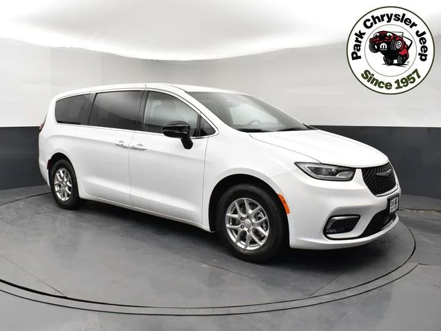 2026 Chrysler Pacifica Select's photo