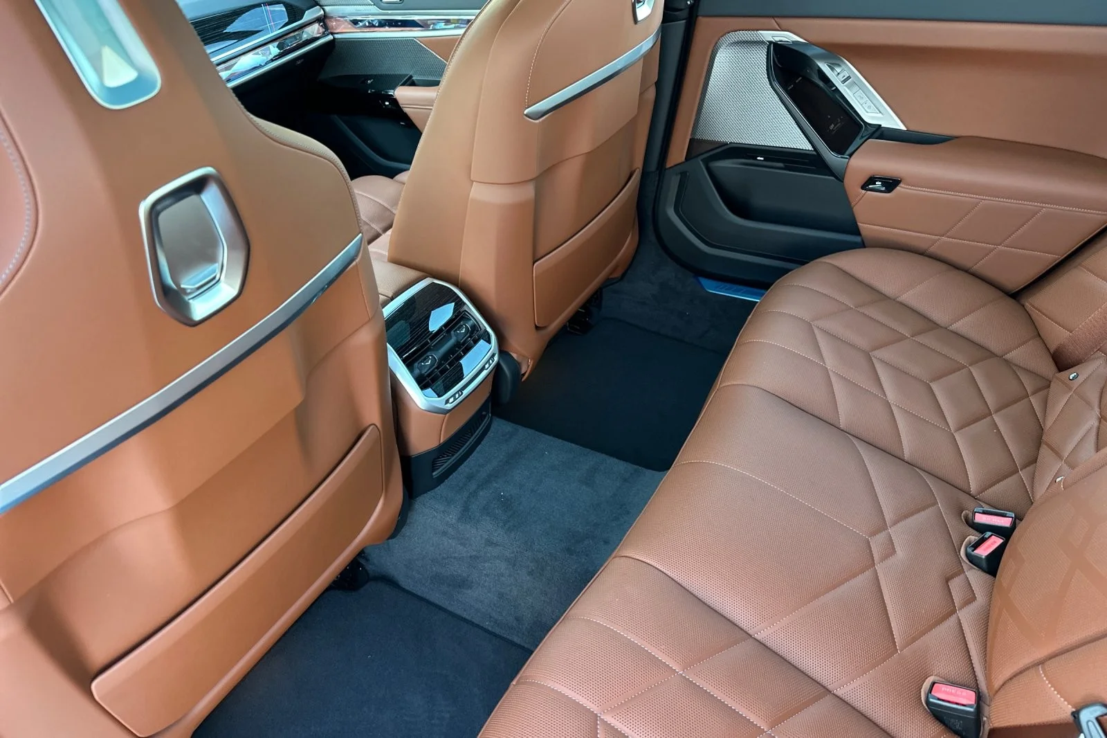2026 BMW 7 Series 750e - Photo 11