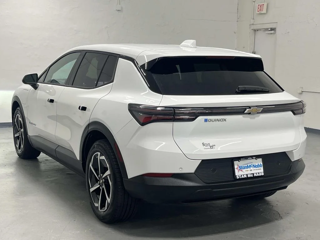 Used 2025 Summit White Chevrolet LT image 6