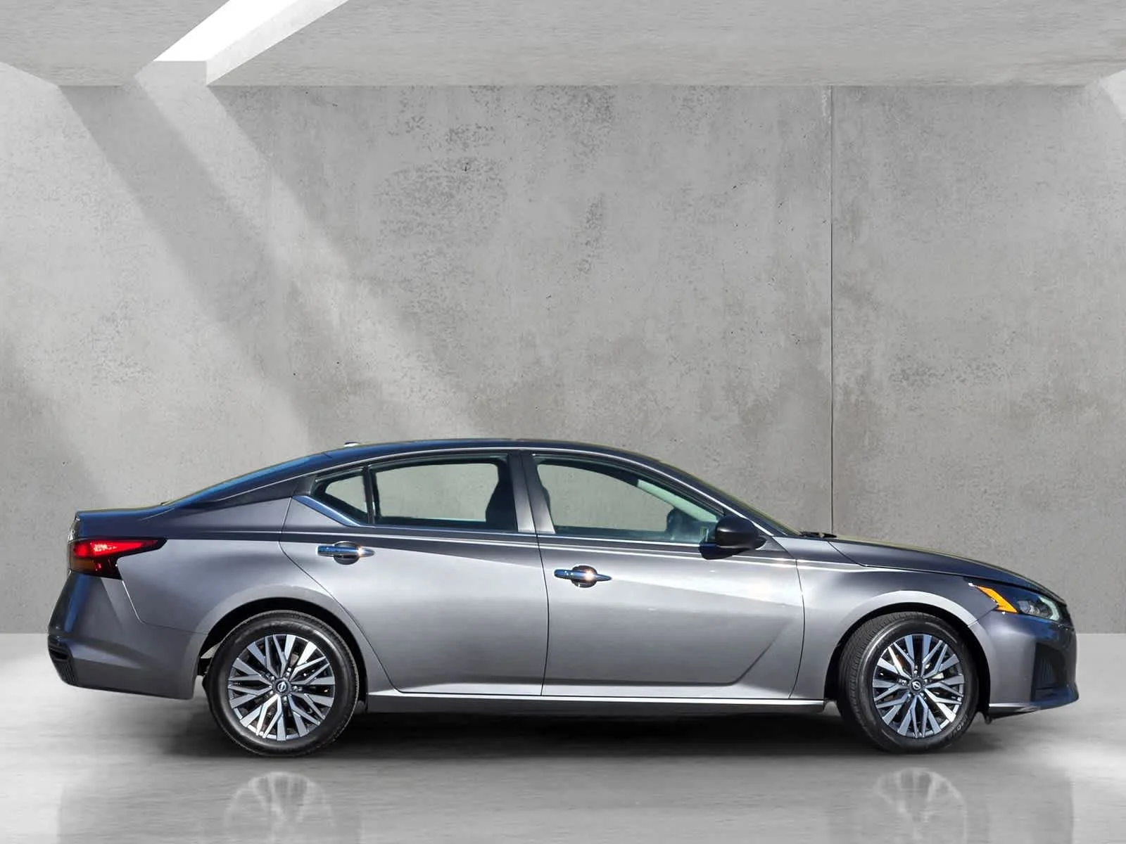 Used 2024  Nissan 2.5 SV image 3