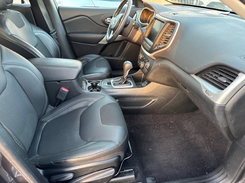 Used 2018 Crystal Metallic Jeep Latitude Plus image 4