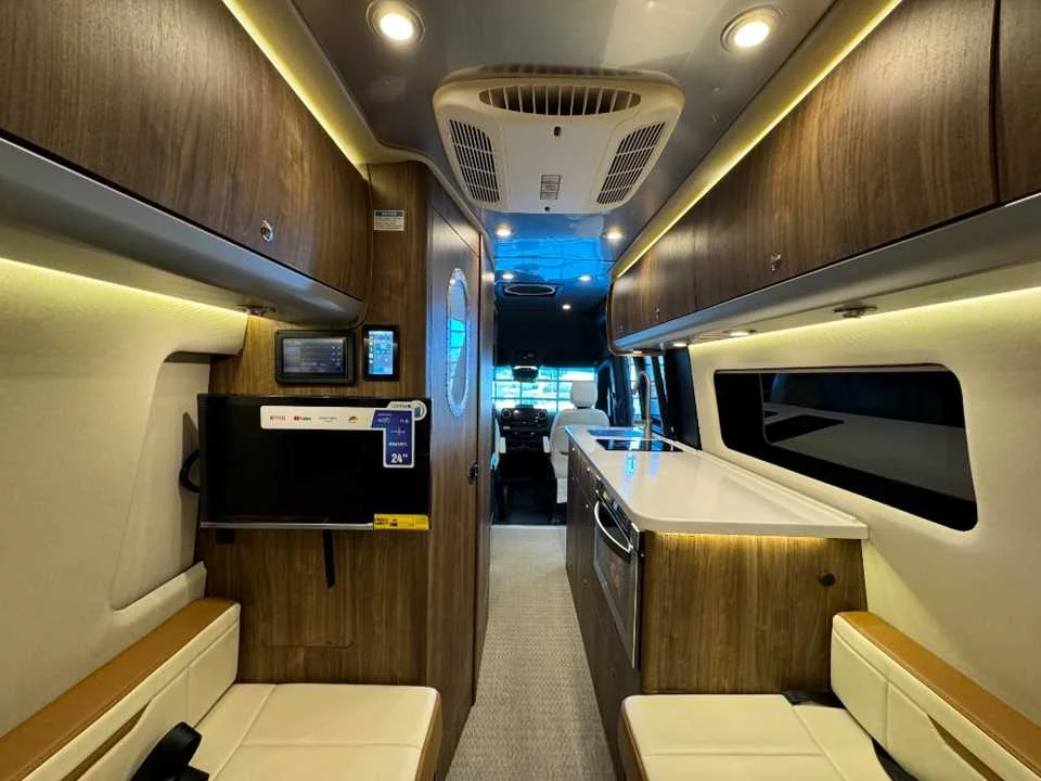 New 2027 TENORITE GREY PREMIUM METALLIC AIRSTREAM  image 34