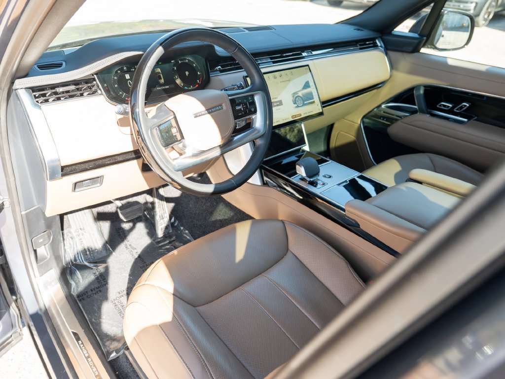 Used 2025  Land Rover SE image 12