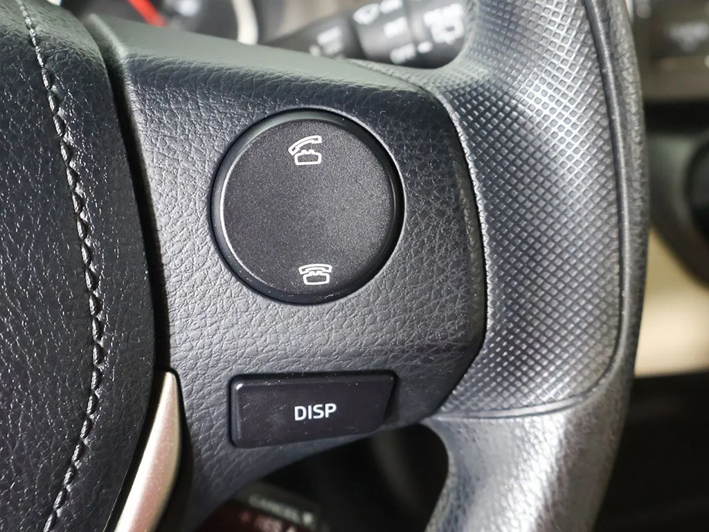Used 2013 White Toyota LE image 29