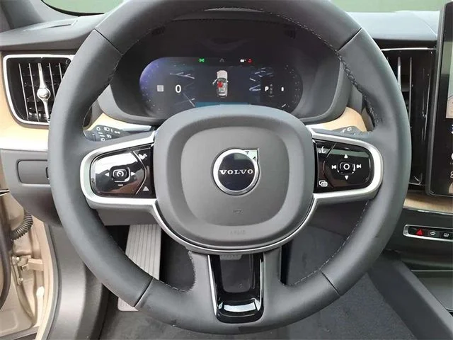 2026 Volvo XC60 Plus - Photo 17