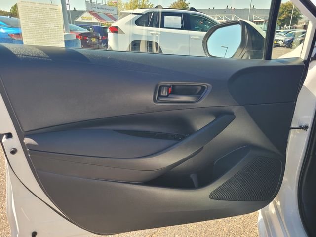 Used 2022 White Toyota LE image 18