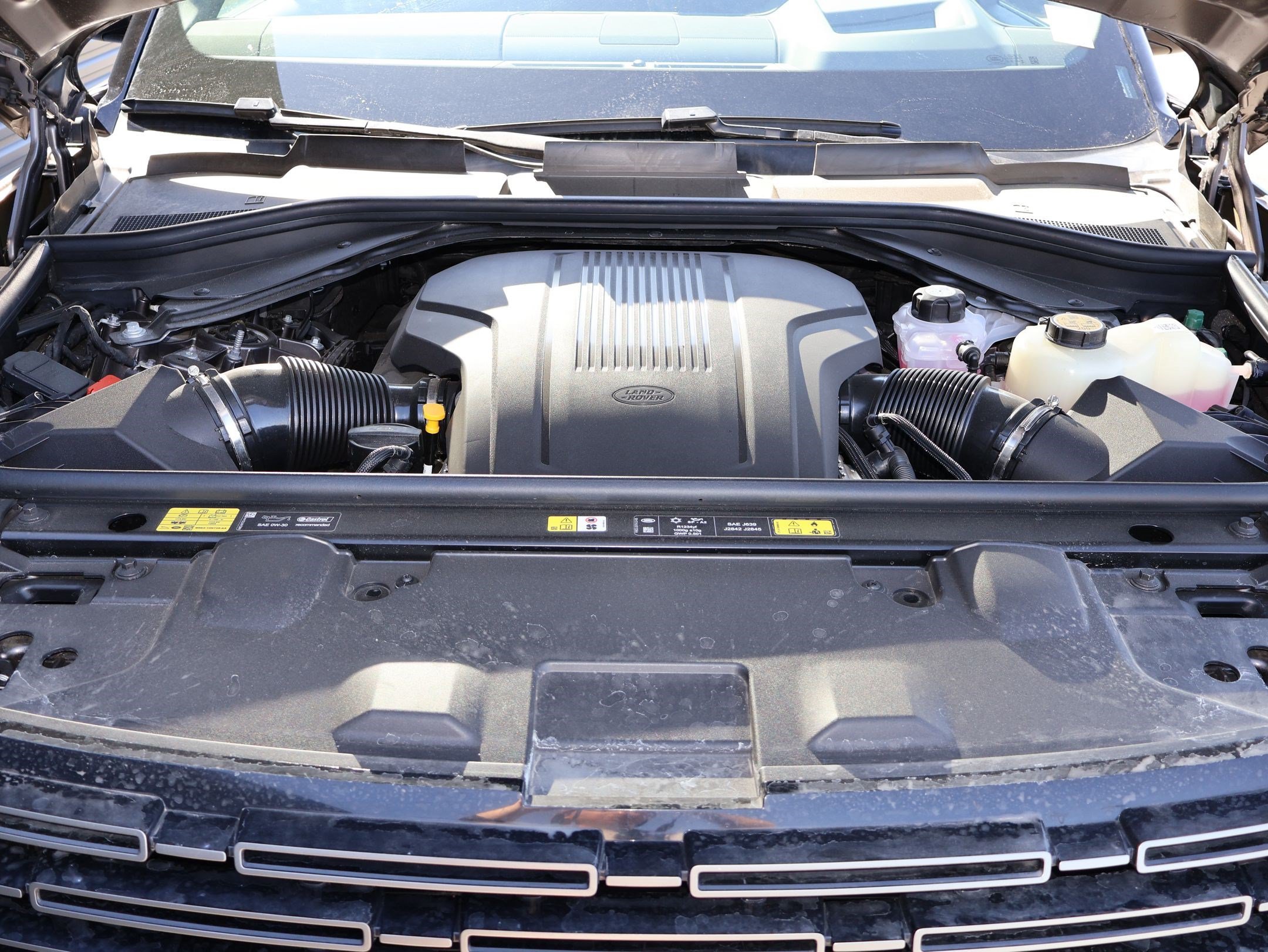 Used 2025 Eiger Grey Metallic Land Rover SE image 33