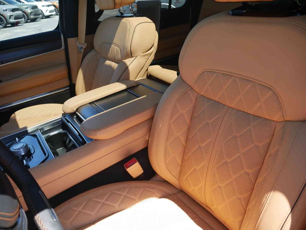 New 2026 Bright White Clear-Coat Exterior Paint Jeep Grand Wagoneer image 31