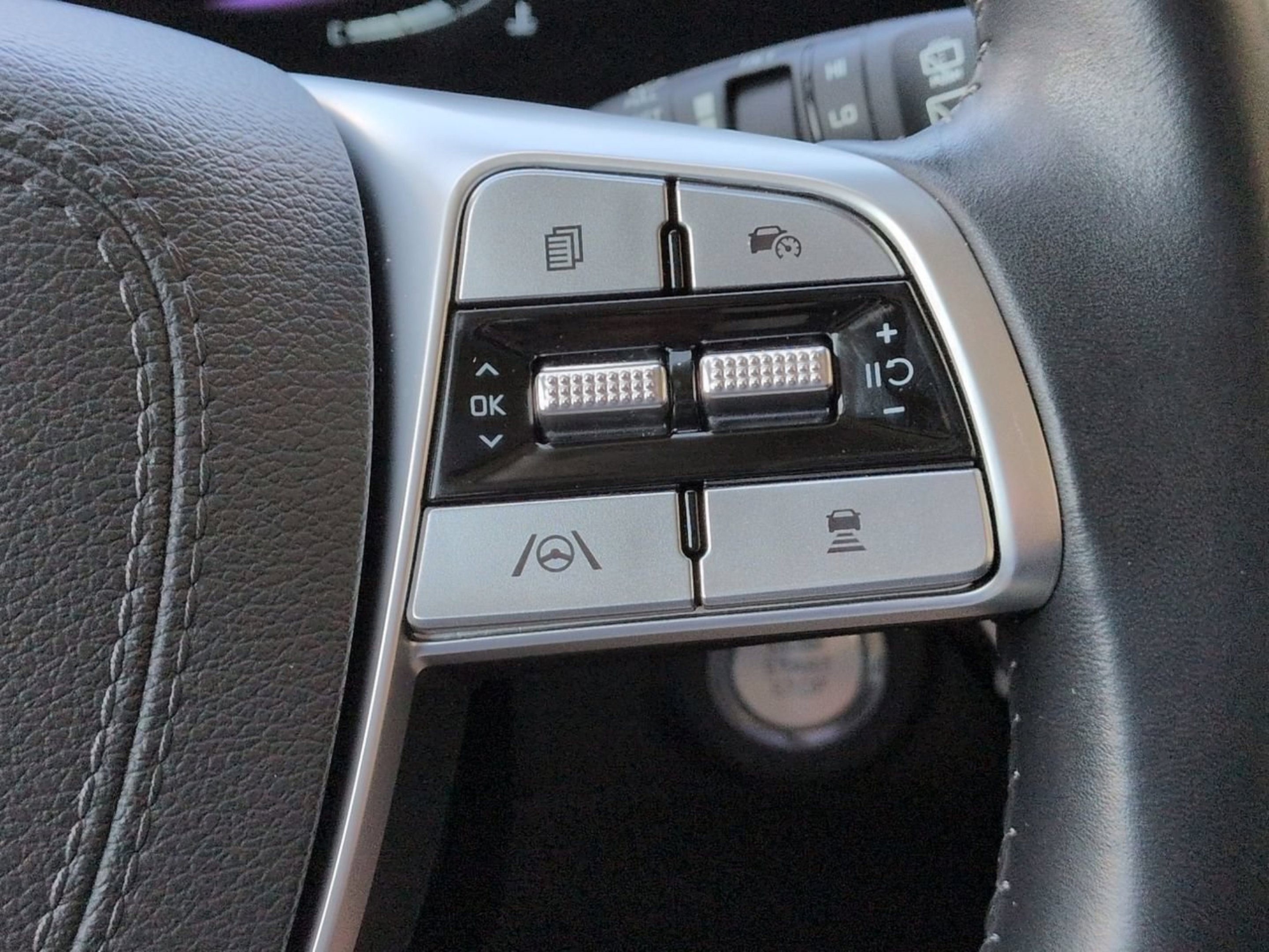 Certified Used 2025 Everlasting Silver Kia EX image 28