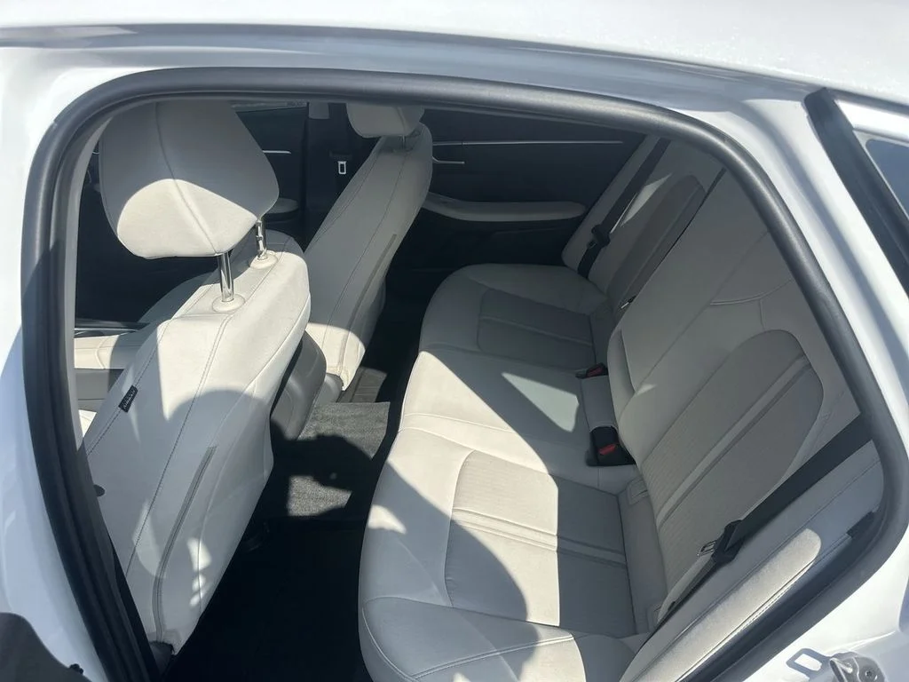 Used 2024 White Hyundai SEL image 28