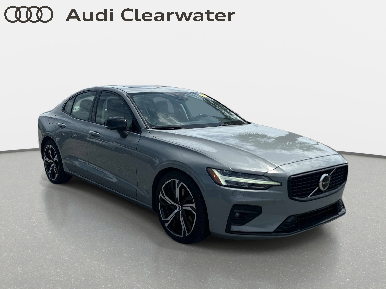 Used 2024 Vapour Gray Metallic Volvo Plus Dark Theme image 4