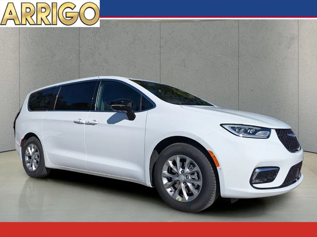 2026 Chrysler Pacifica Limited's photo