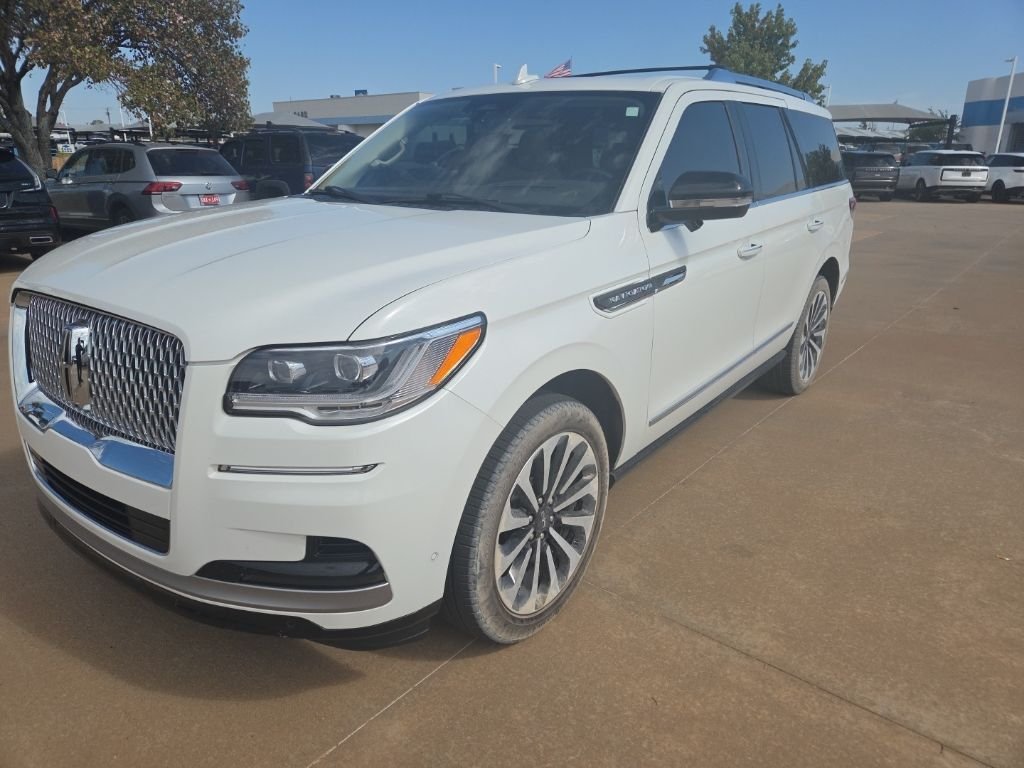 Used 2022 White Lincoln Reserve image 1
