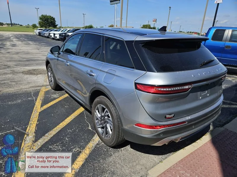 Used 2023 Silver Radiance Metallic Clearcoat Lincoln Standard image 3