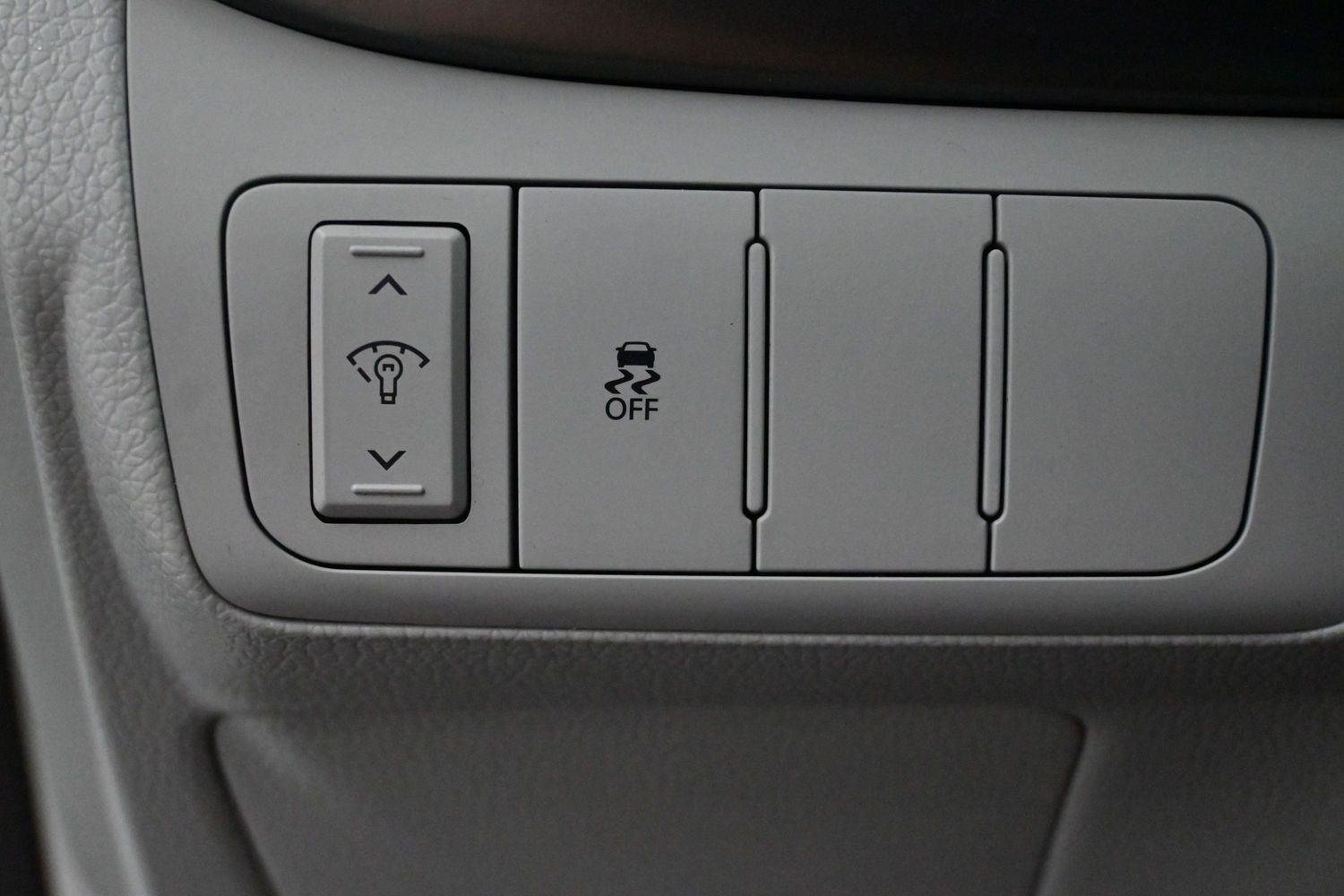 Used 2015 Snow White Pearl Kia LX image 21