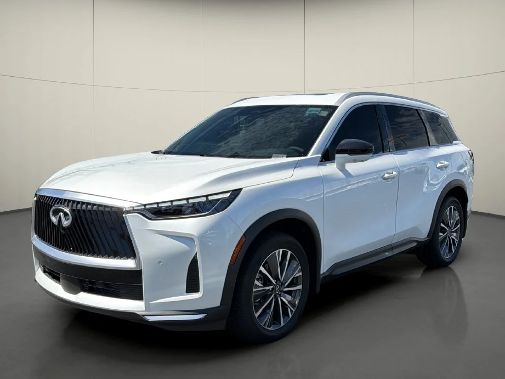 New 2027 RADIANT WHITE INFINITI Luxe FWD image 3