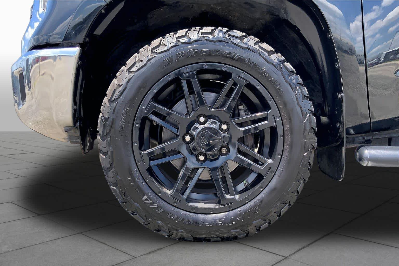 Used 2019 Midnight Black Metallic Toyota SR5 image 11